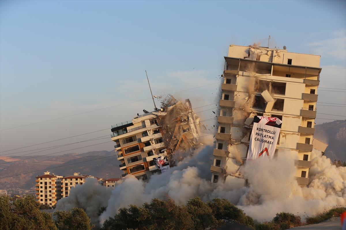 Hatay'da 10 binadan oluşan ağır hasarlı site patlayıcı yardımıyla yıkıldı