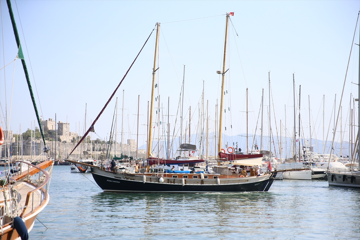 Bodrum'da denizden yaklaşık 500 metrekare "hayalet ağ" çıkarıldı