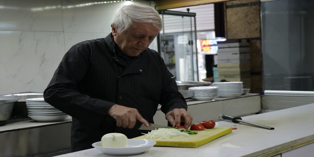 Kayserili İbrahim usta 50 yıldır közde pişirdiği yemekleriyle damakları lezzetlendiriyor
