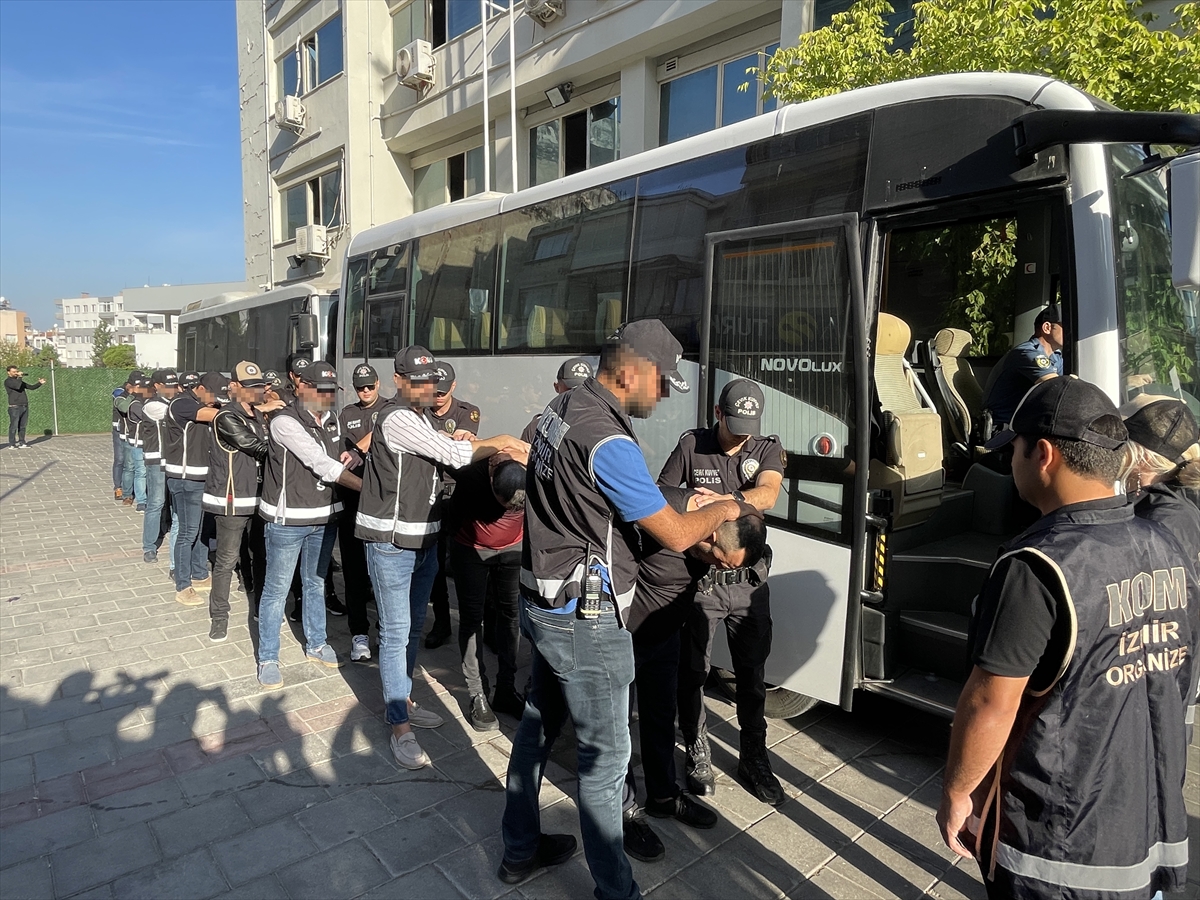 "Kafes" operasyonunun İzmir ayağında yakalanan 20 şüpheli adliyede