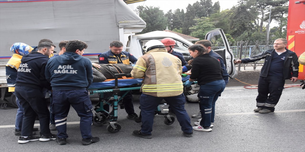 Eyüpsultan'daki kazada kamyonette sıkışan sürücü ağır yaralandı