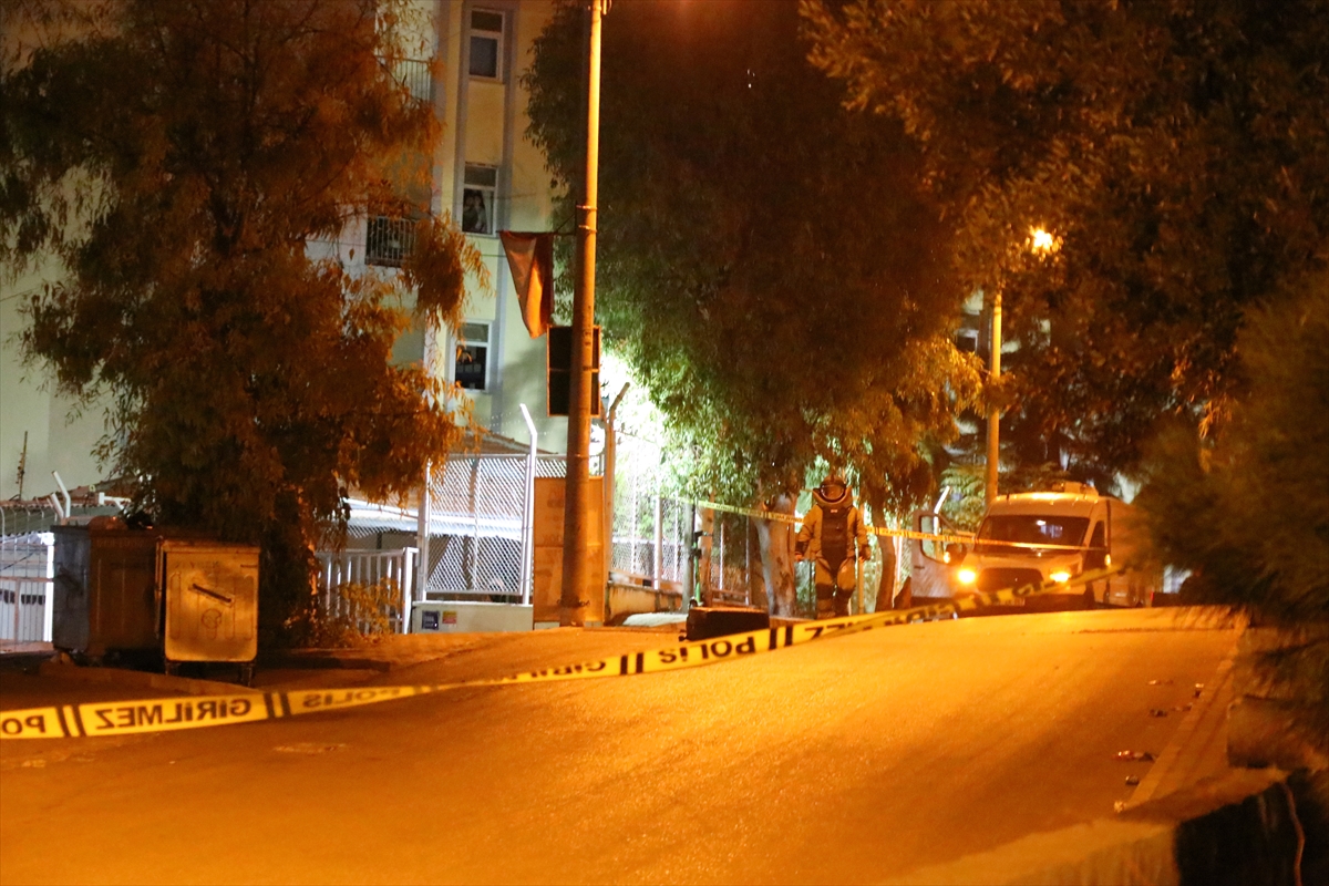 İzmir'de şüpheli bavul fünye ile patlatıldı