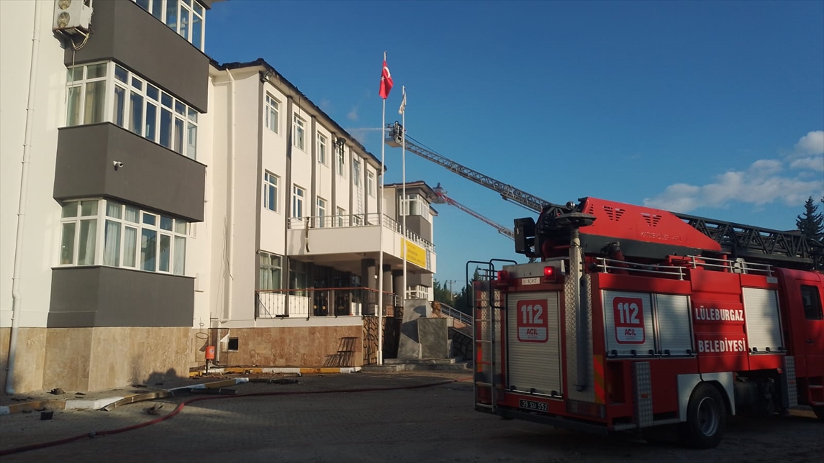 Kırklareli'nde okulun çatısında çıkan yangına müdahale ediliyor