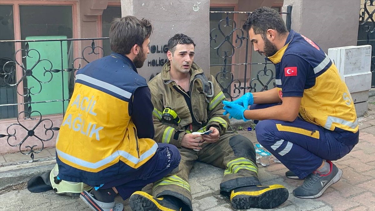 Eyüpsultan'da yangına müdahale eden 2 itfaiye eri dumandan etkilendi