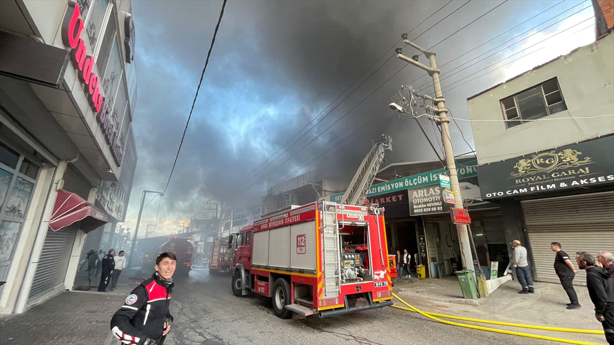 Bursa'da koltuk imalathanesinde çıkan yangına müdahale ediliyor