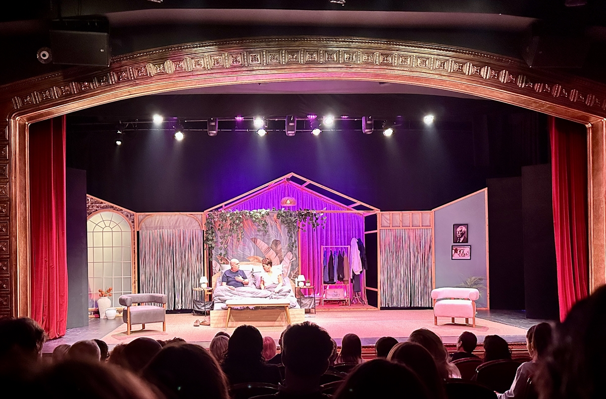 "Yatak Odası Sırları" oyununun prömiyeri sahnelendi