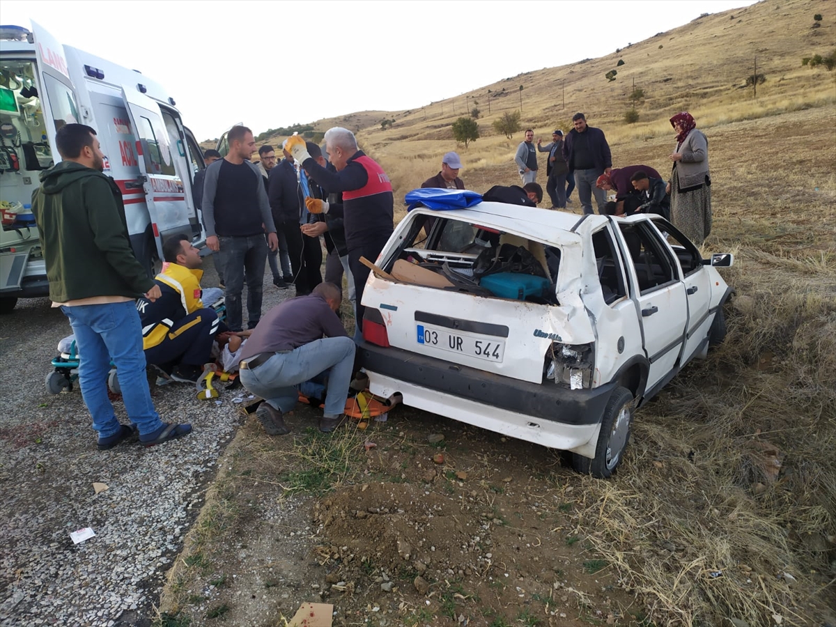 Afyonkarahisar'da şarampole devrilen otomobildeki 4 kişi yaralandı