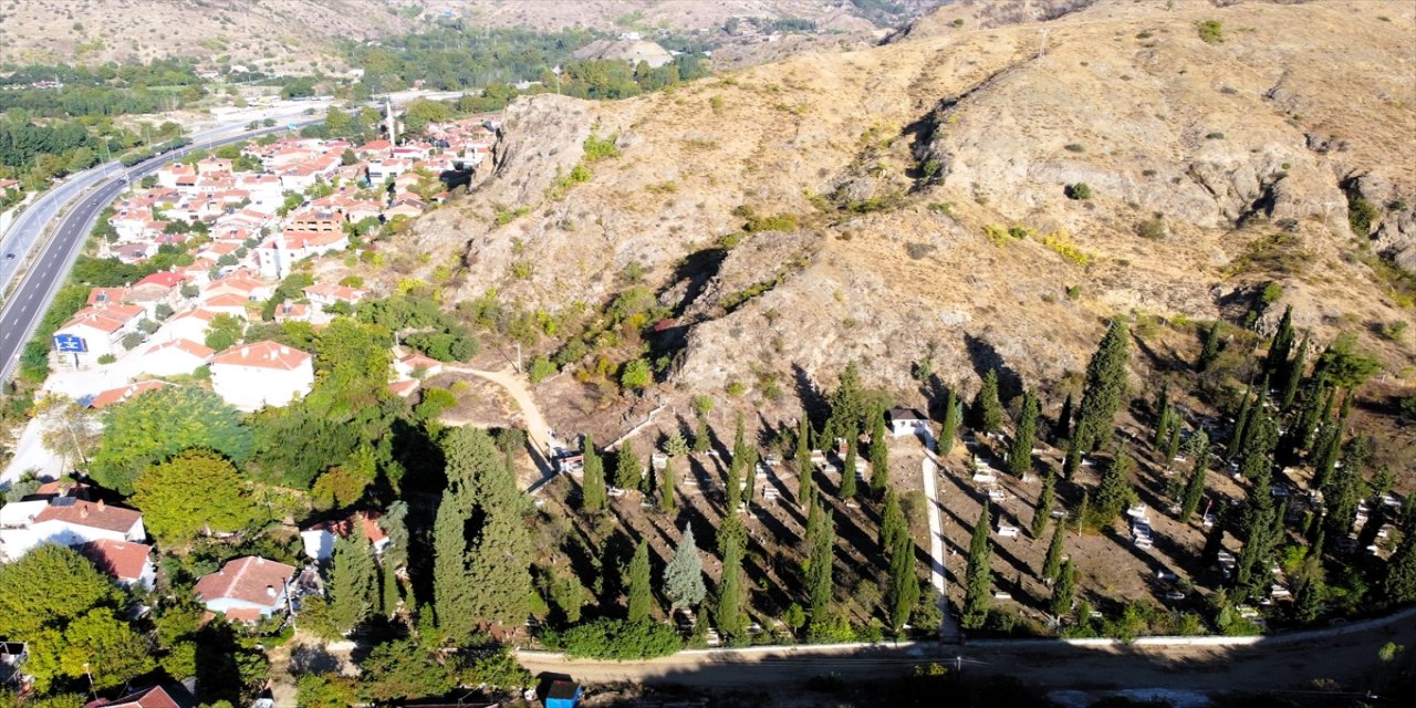 Araştırmacılar Osmanlı'da ipekçiliğin merkezi Küplü köyünün tarihini mezar taşlarından okudu