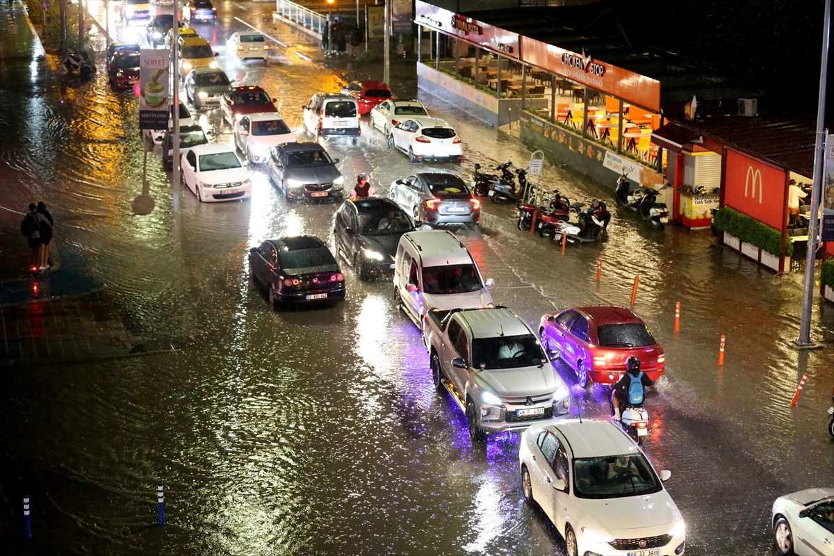 Fethiye'de sağanak hayatı olumsuz etkiledi