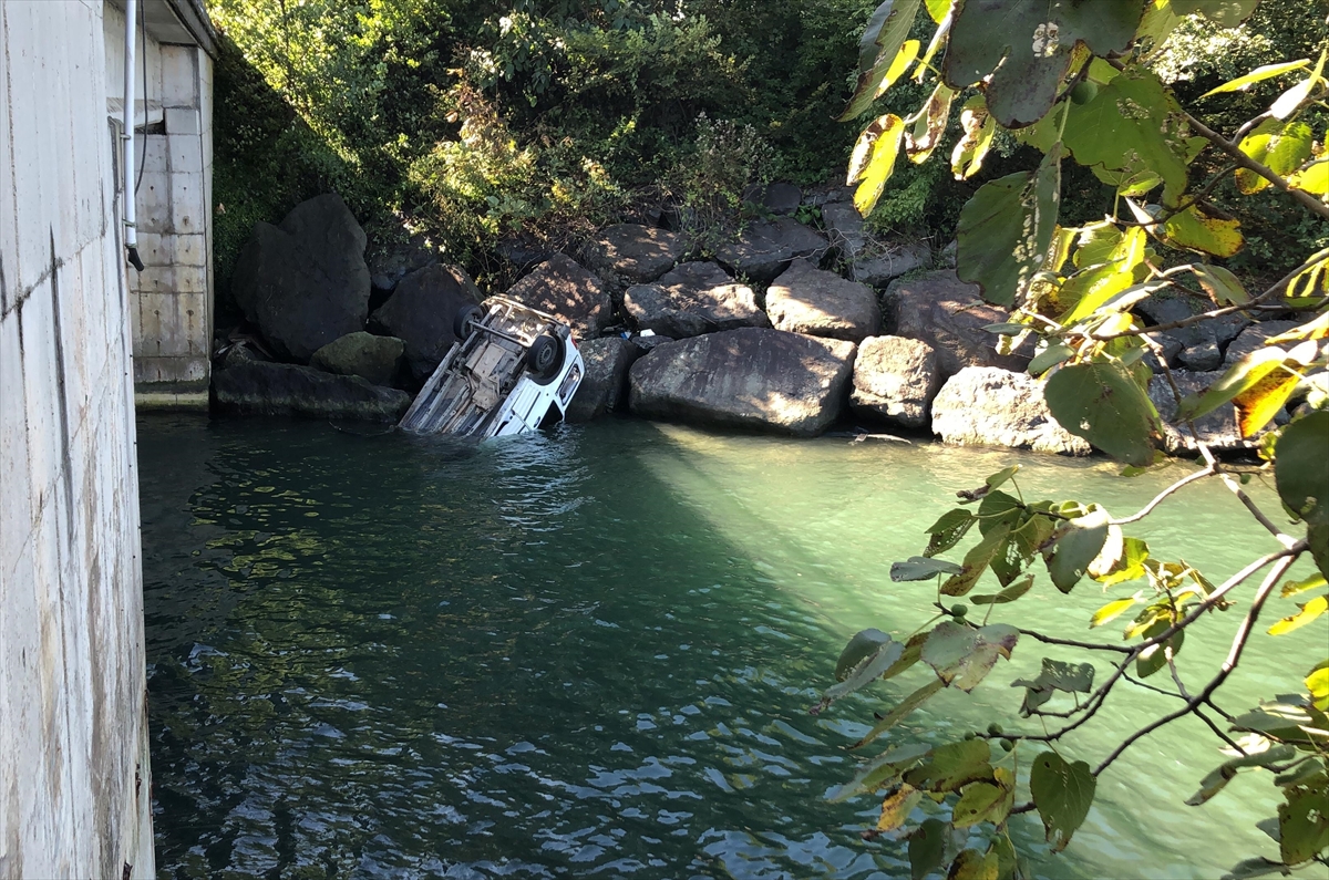 Dereye düşen otomobildeki 2 kişi yaralandı