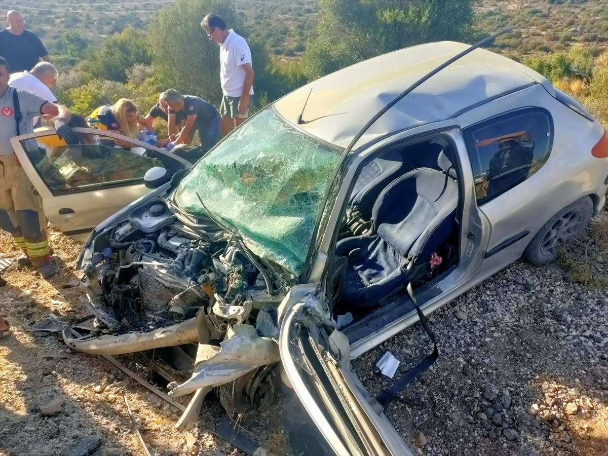 İzmir'de kamyonla çarpışan otomobildeki çift ağır yaralandı