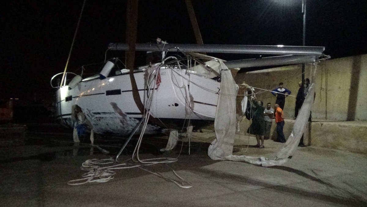 Mersin'de yelkenli tekne battı