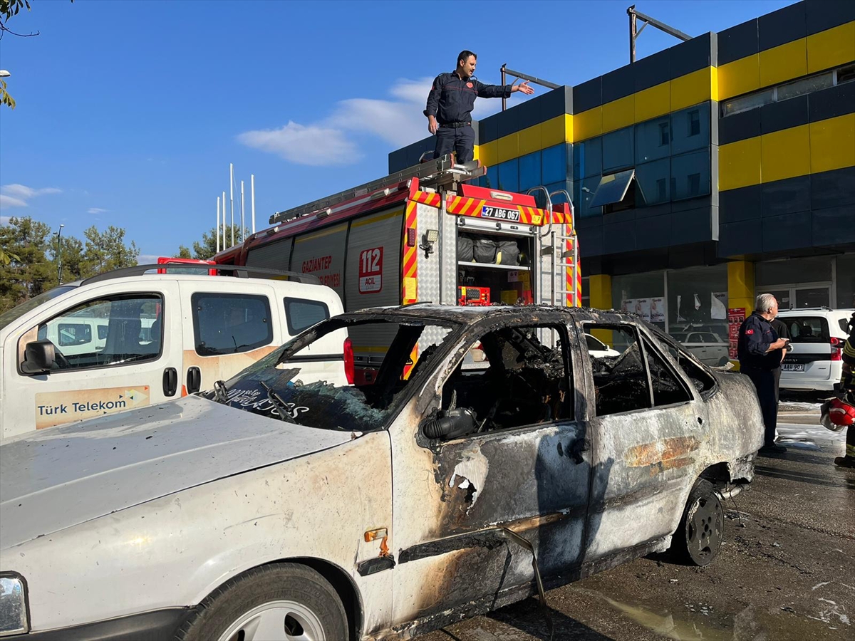 Gaziantep'te iş merkezinde çıkan yangında 5 araç zarar gördü