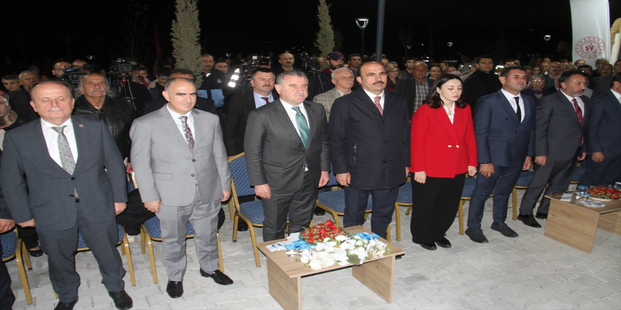 Gençlik ve Spor Bakanı Osman Aşkın Bak, gençleri tarıma yönlendirdi