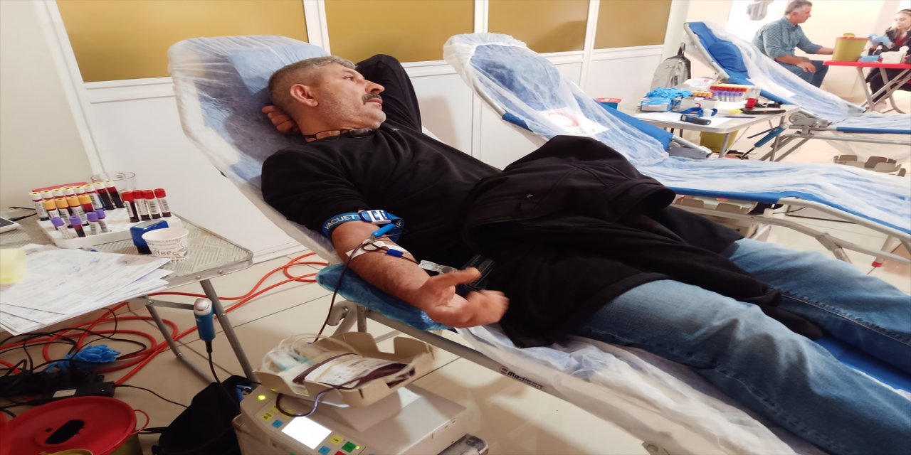 Amasya'da polisler Cumhuriyet'in 100. yılı dolayısıyla 100 ünite kan bağışladı