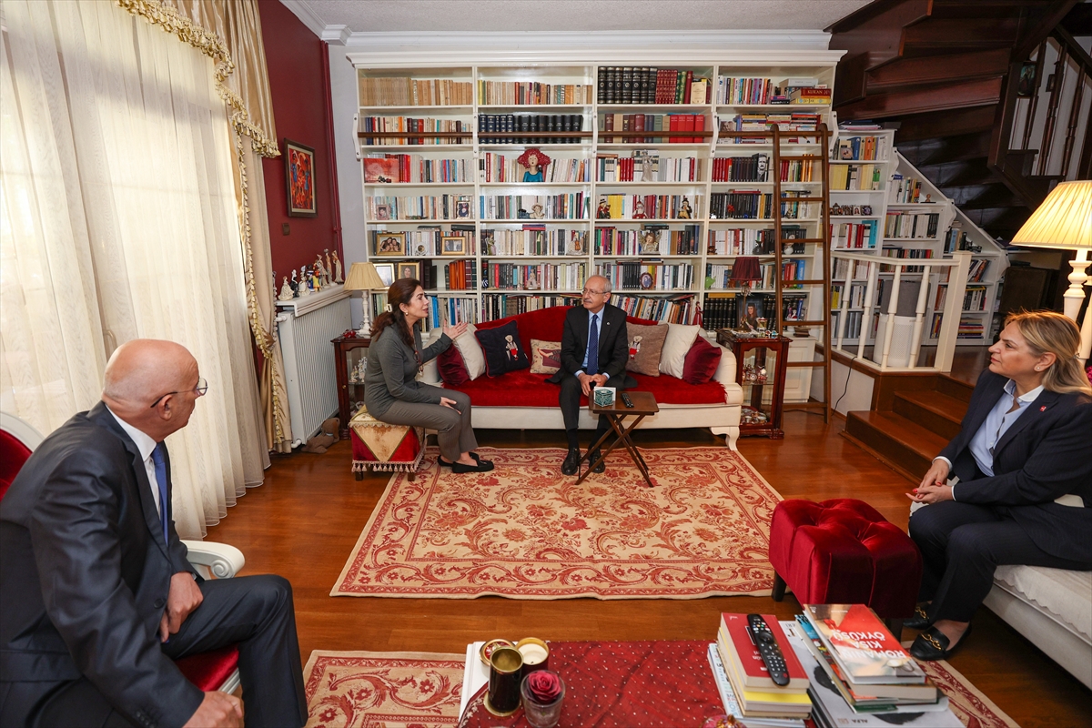 CHP Genel Başkanı Kılıçdaroğlu, Ahmet Taner Kışlalı'nın eşi Nilüfer Kışlalı'yı ziyaret etti