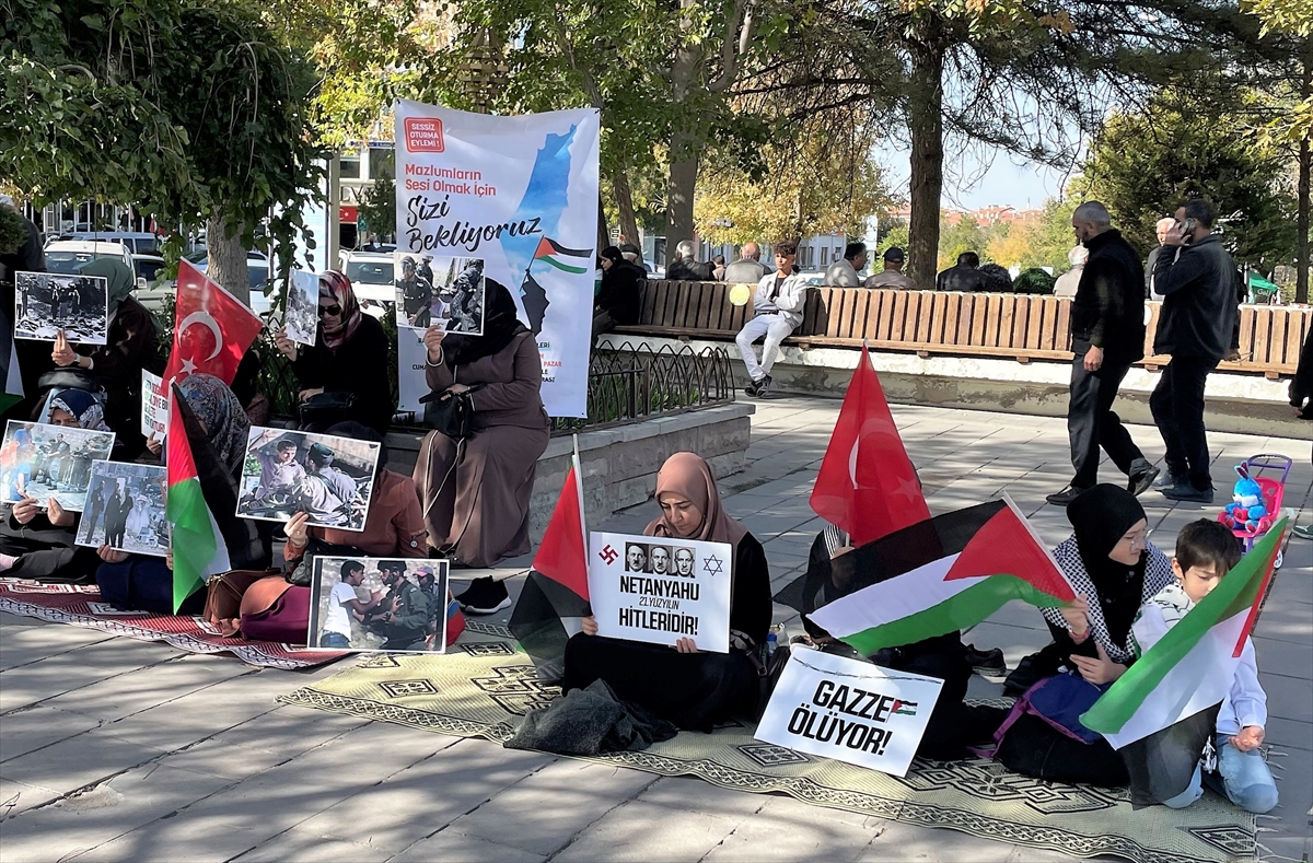 Aksaray'da Gazze'de hayatını kaybedenler için sessiz oturma eylemi yapıldı