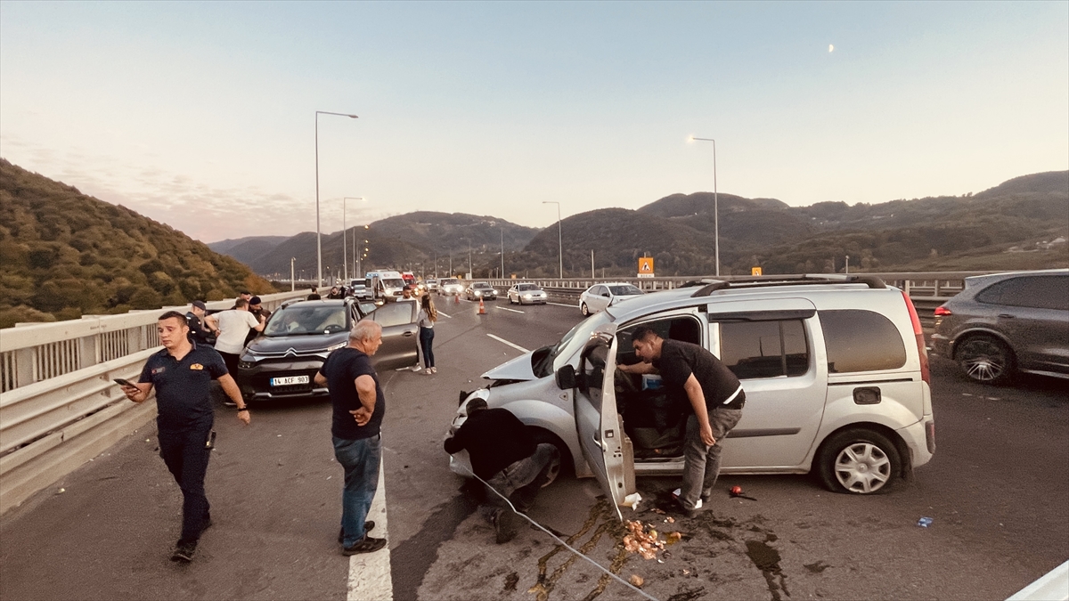 İki aracın karıştığı kazada 5 kişi yaralandı