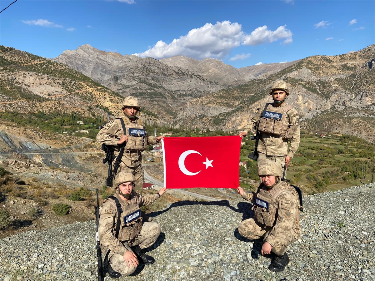 Bitlis'te jandarma personeli üst bölgelerinde Türk bayrağı açtı