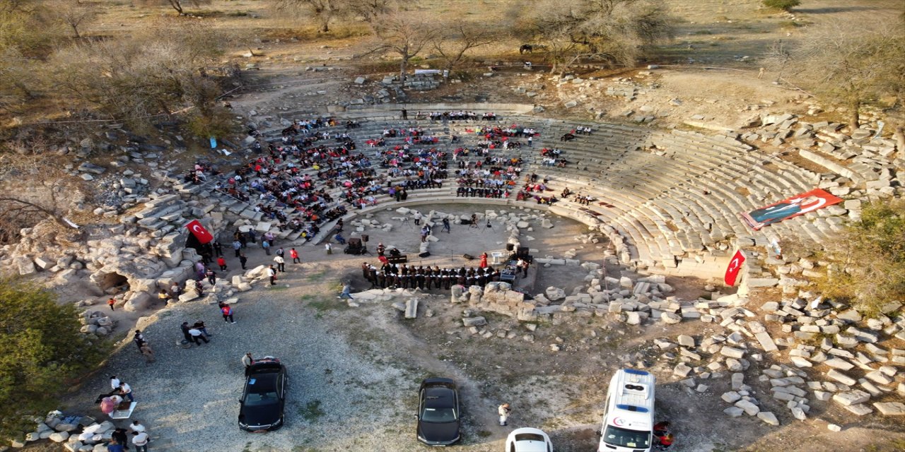 Macar sanatçı Tilla Török, Osmaniye'deki tarihi Kastabala Antik Kenti'nde konser verdi