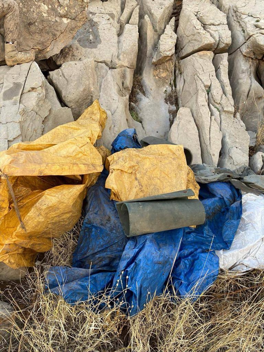 Hakkari'de teröristlere ait çeşitli malzemeler ele geçirildi