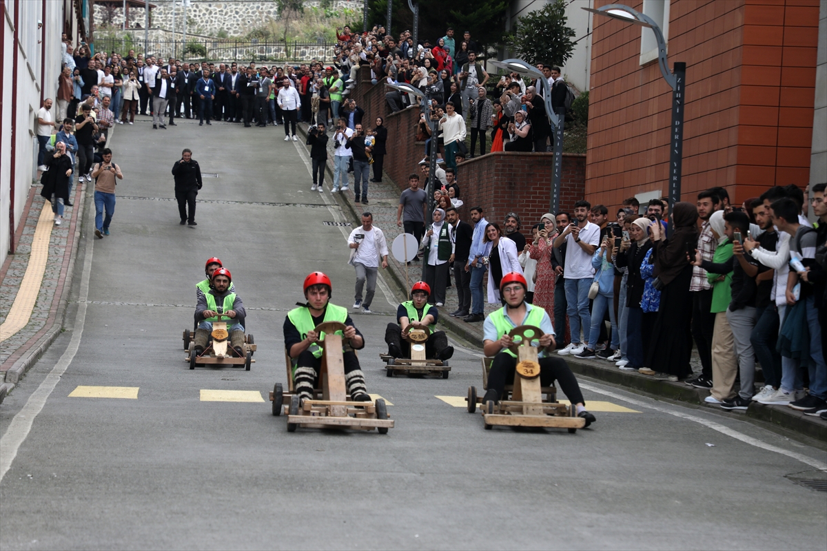 Rize'de üniversite öğrencileri tahta araba yarışlarıyla heyecan dolu anlar yaşadı