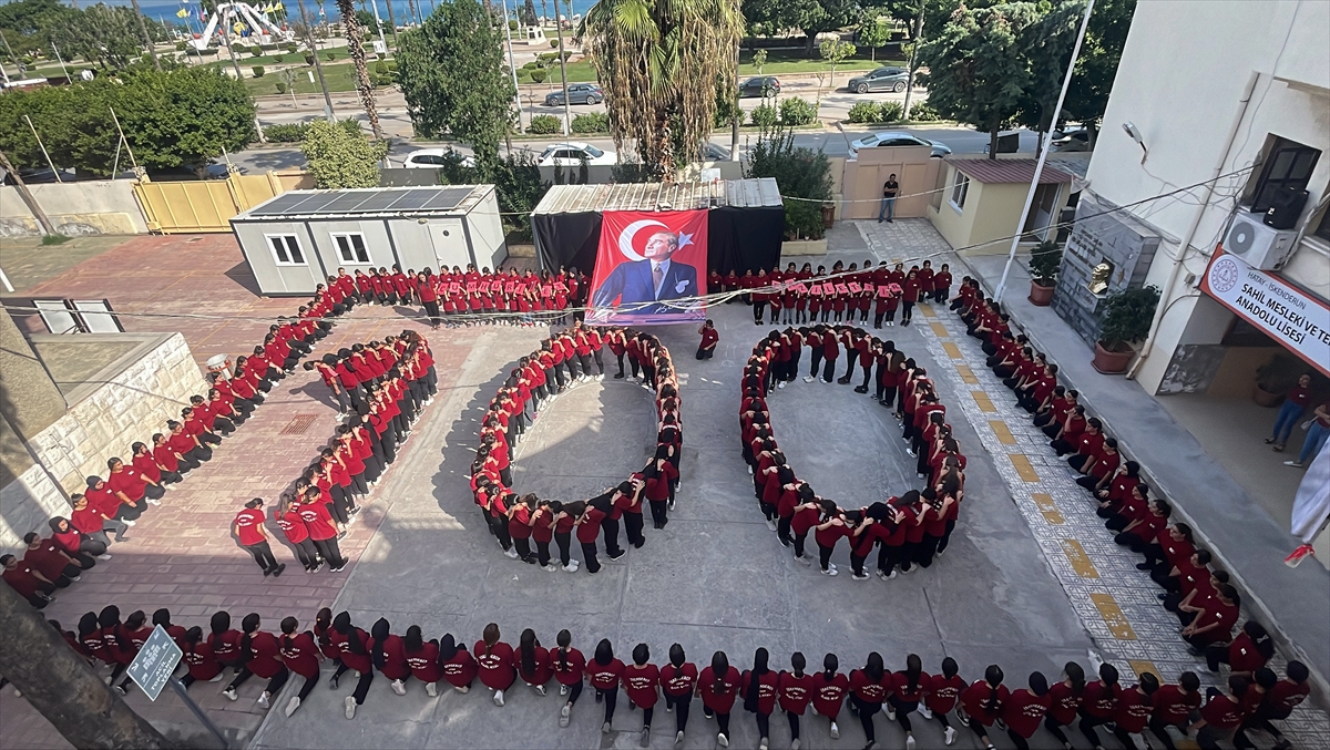 Öğrencilerden "100. yıl" koreografisi
