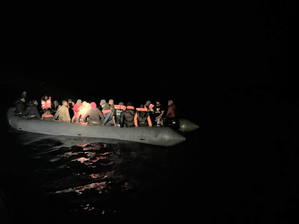 İzmir'de Yunanistan unsurlarınca geri itilen 87 düzensiz göçmen kurtarıldı