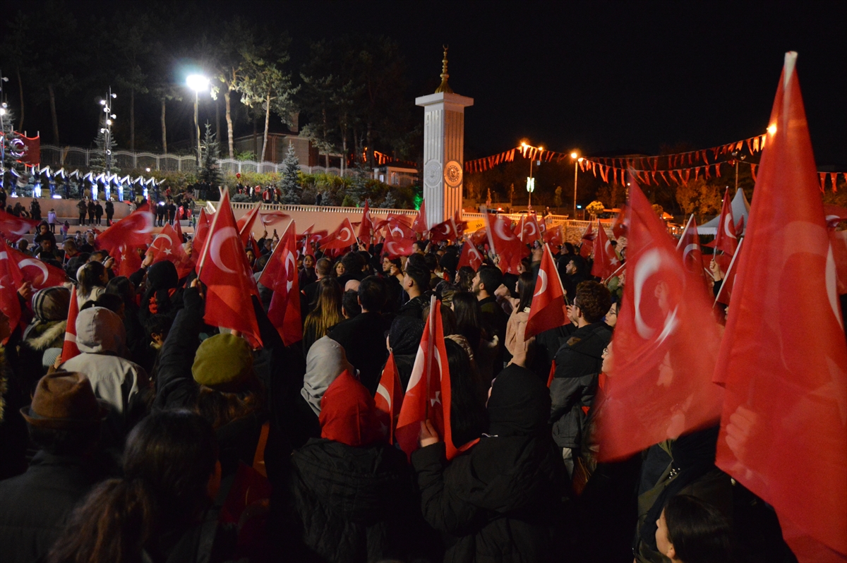Erzurum'da Cumhuriyet'in 100. yılı etkinlikleri kapsamında "Fener Alayı" düzenlendi