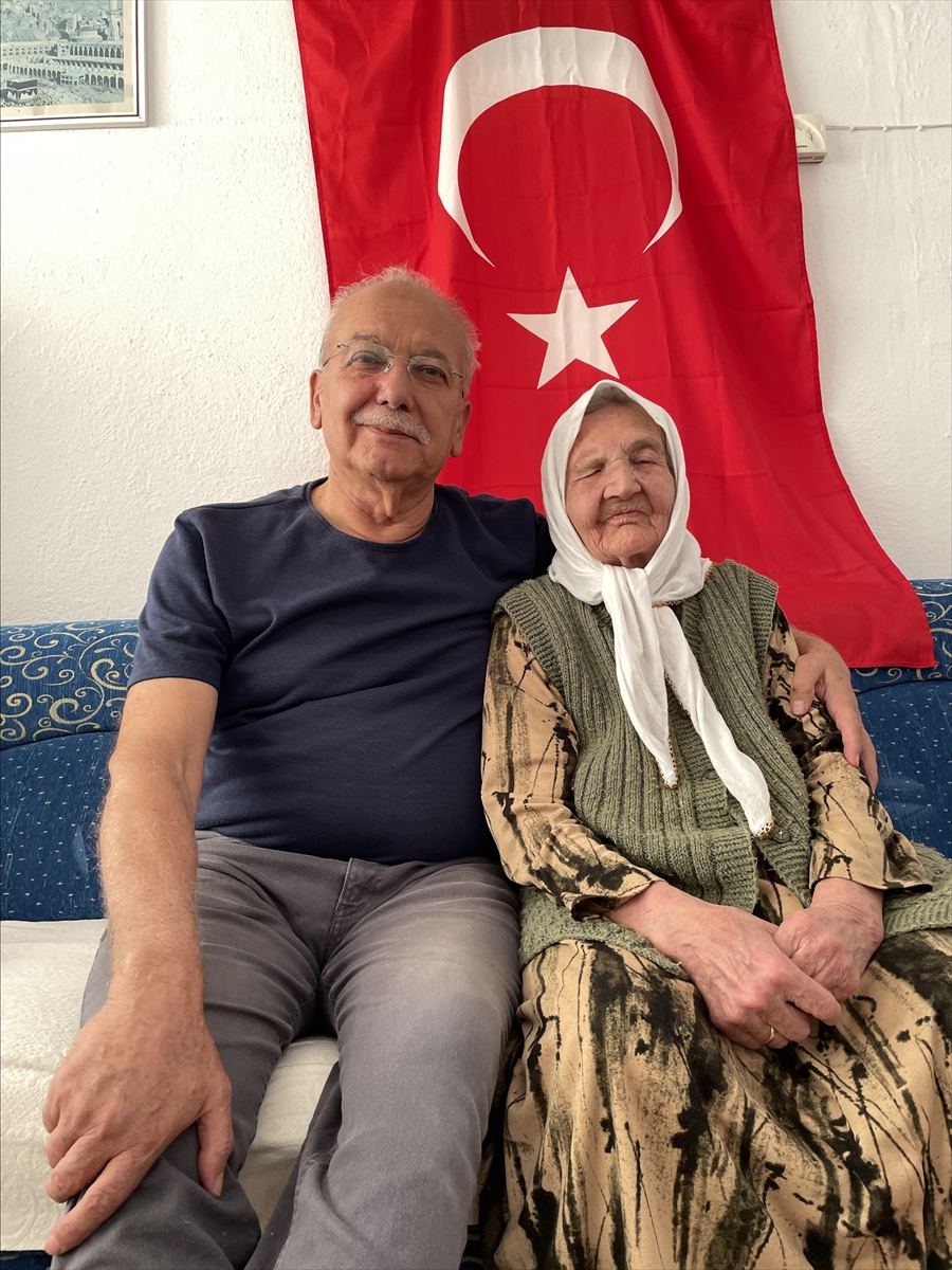 Cumhuriyet'le yaşıt Fahriye nine, Cumhuriyet'in 10. yıl kutlamalarını dün gibi hatırlıyor