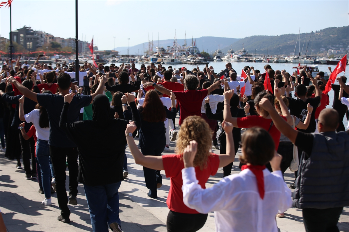 Çanakkale'de üniversiteliler Kordonboyu'nda aynı anda zeybek oynadı