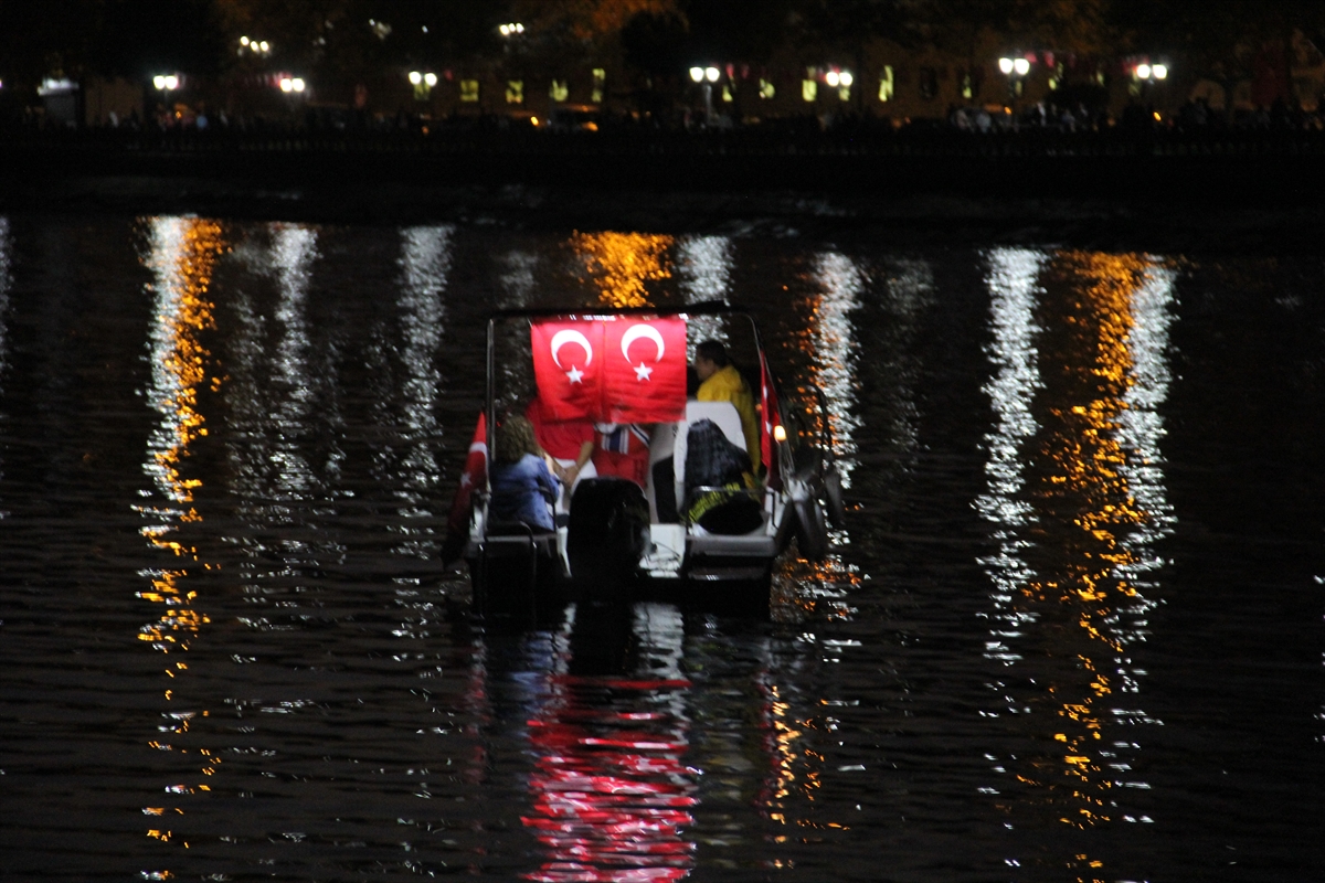 Tekirdağlı balıkçılar Cumhuriyet'in kuruluşunun 100. yılını tekneleriyle denizde tur atarak kutladı