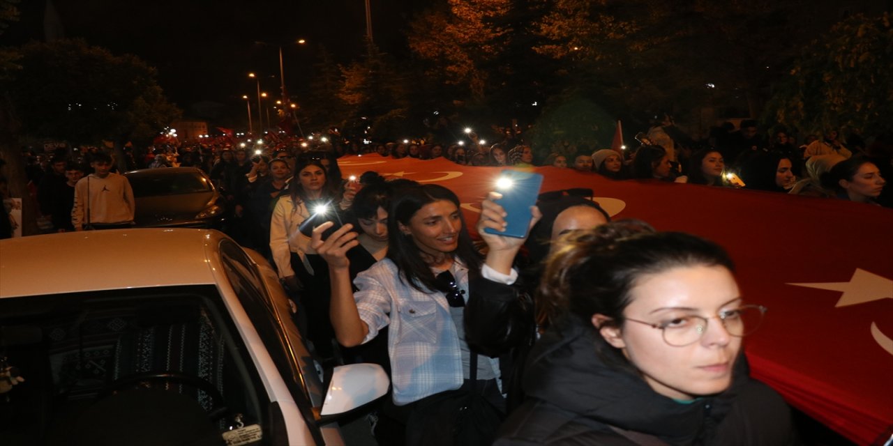 İç Anadolu'da Cumhuriyet'in 100. yılı dolayısıyla fener alayları düzenlendi