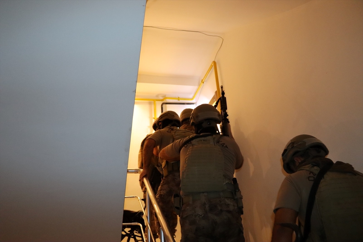 Mersin'de PKK/KCK operasyonunda yakalanan 4 zanlıdan 3'ü tutuklandı