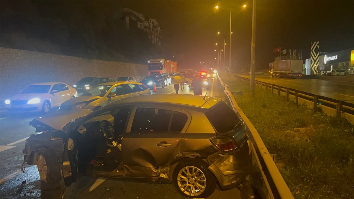 Kocaeli'de iki otomobilin çarpıştığı kazada 3 kişi yaralandı