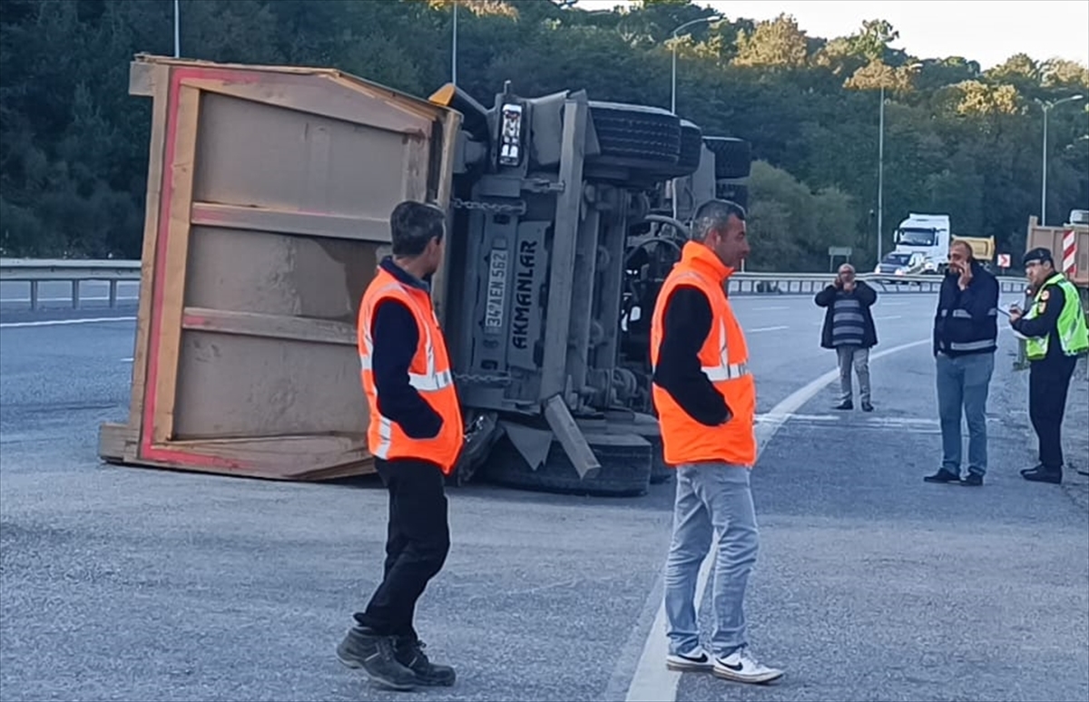Çekmeköy'de otomobil ile kamyonun çarpıştığı kazada 2 kişi yaralandı