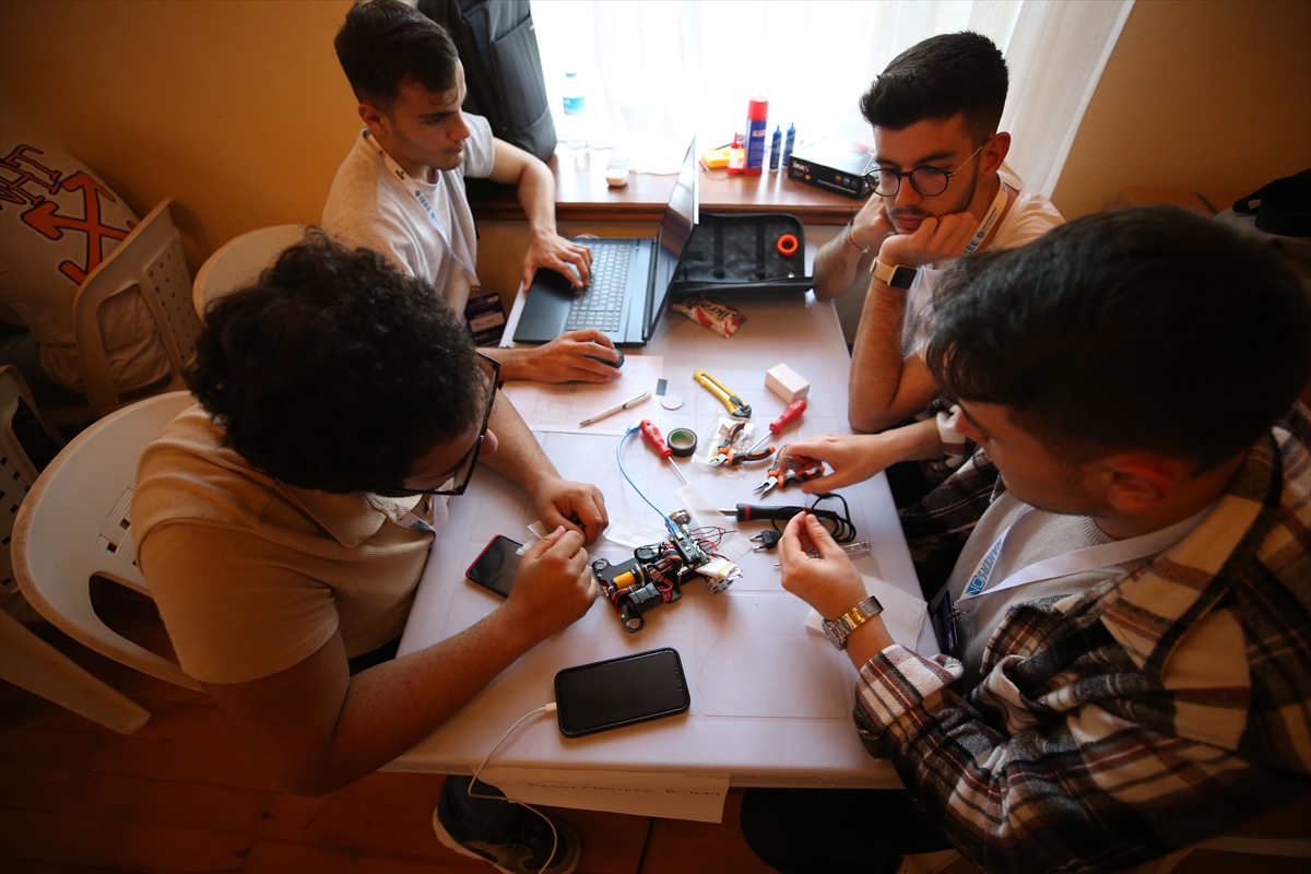 Balıkesir'de genç mühendis adayları 24 saatte yaptıkları robotlarla yarıştı