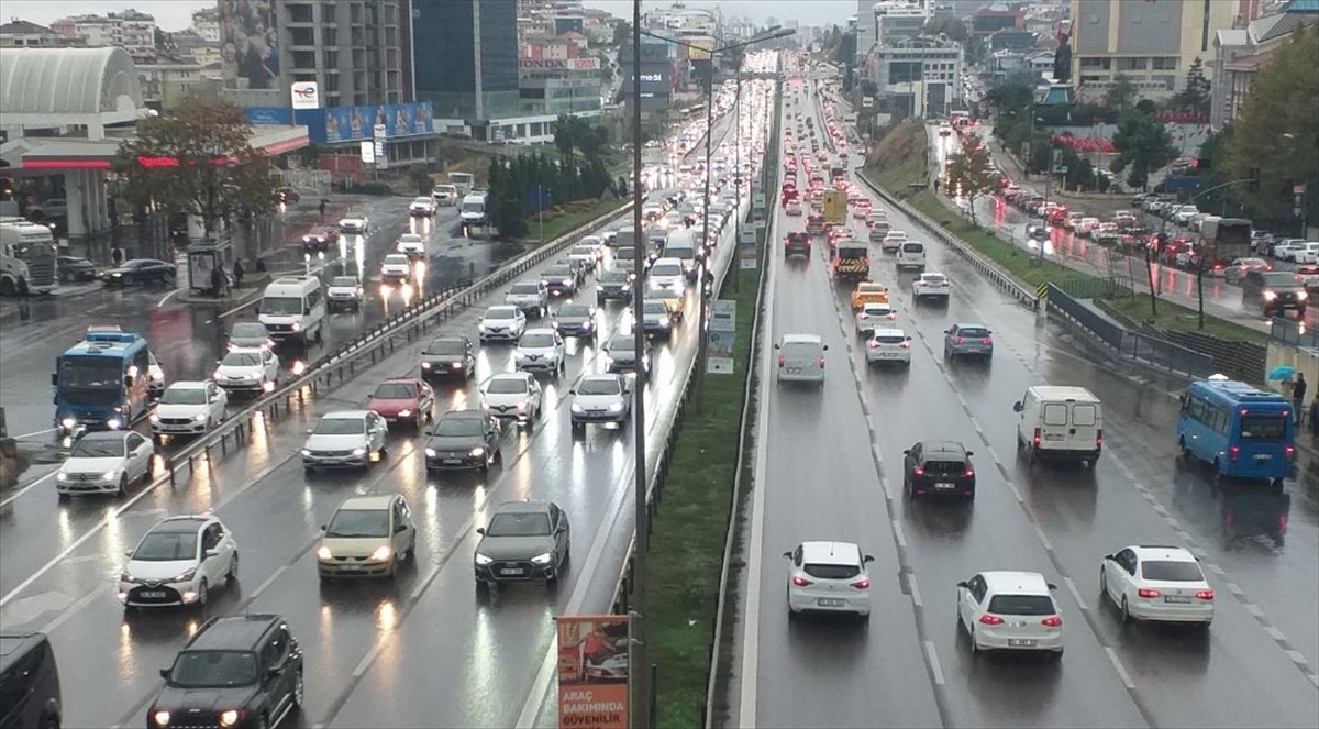İstanbul'da yağmurun da etkisiyle trafik yoğunluğu yüzde 80'e çıktı