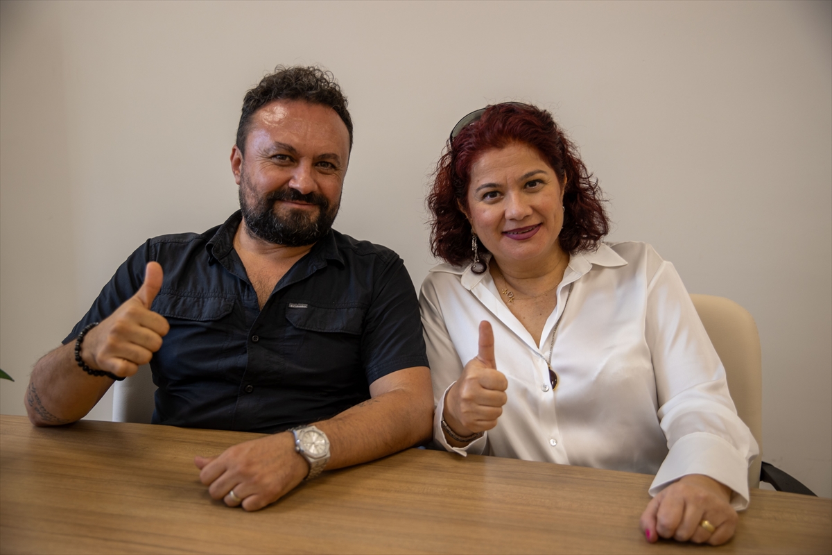 Eşinin böbreğiyle hayata tutunan doktor nakil bekleyen hastalara destek oluyor