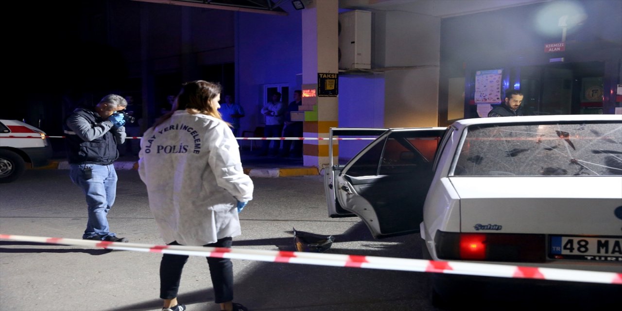 Fethiye'de bir kadının otomobiliyle seyir halindeyken vurulmasıyla ilgili 2 zanlı tutuklandı