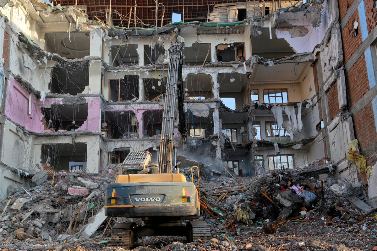 Malatya'da depremde ağır hasar alan binaların yıkımı sürüyor
