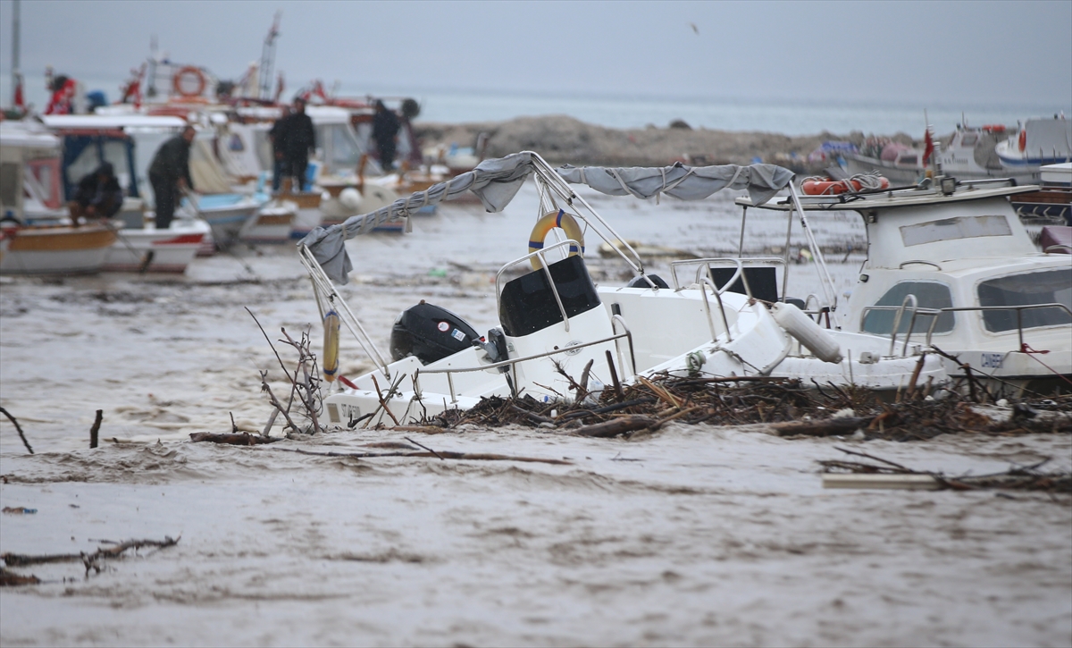 Çanakkale'de debisi yükselen Kepez Çayı taştı