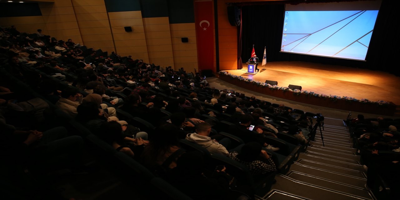 Sakarya'da düzenlenen 3. Uluslararası İletişim Bilimleri Sempozyumu sürüyor