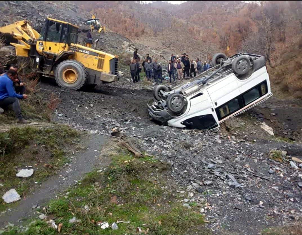 Siirt'te şarampole devrilen minibüsteki 3 kişi yaralandı