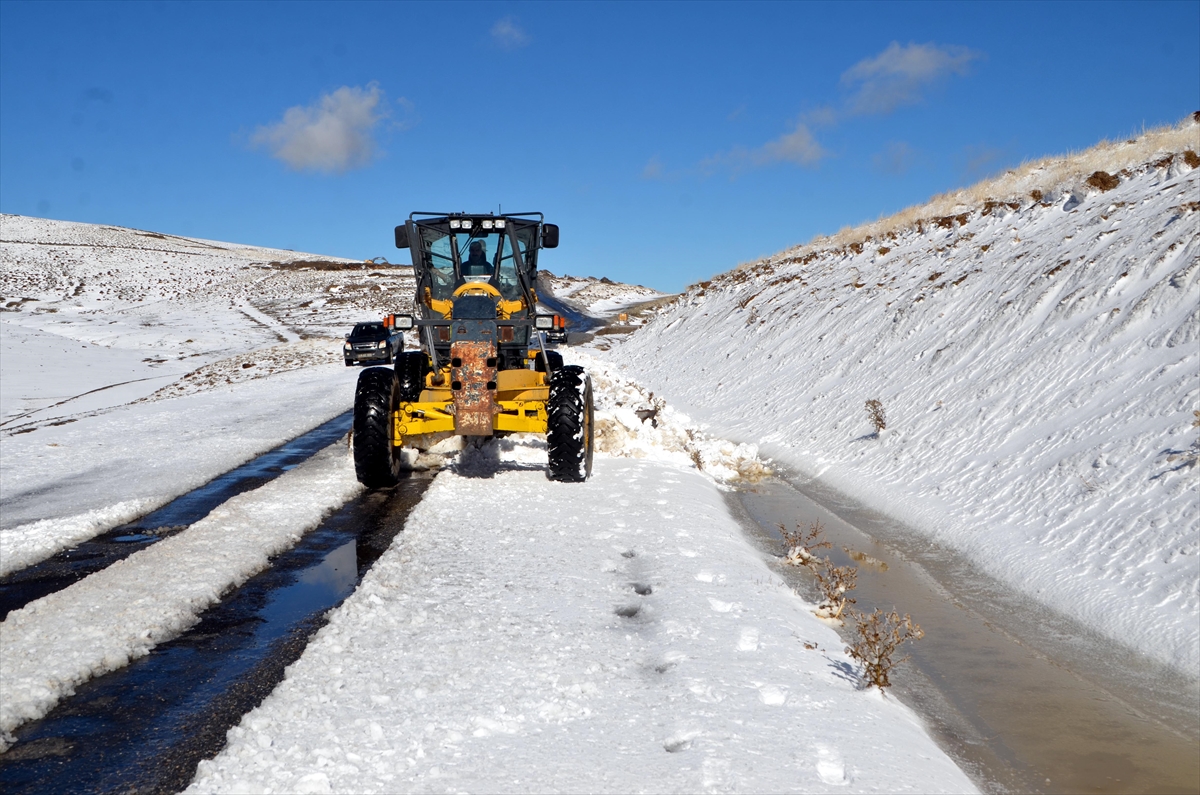 Muş'ta ekipler, yüksek kesimlerdeki yollarda kar temizleme çalışması yaptı