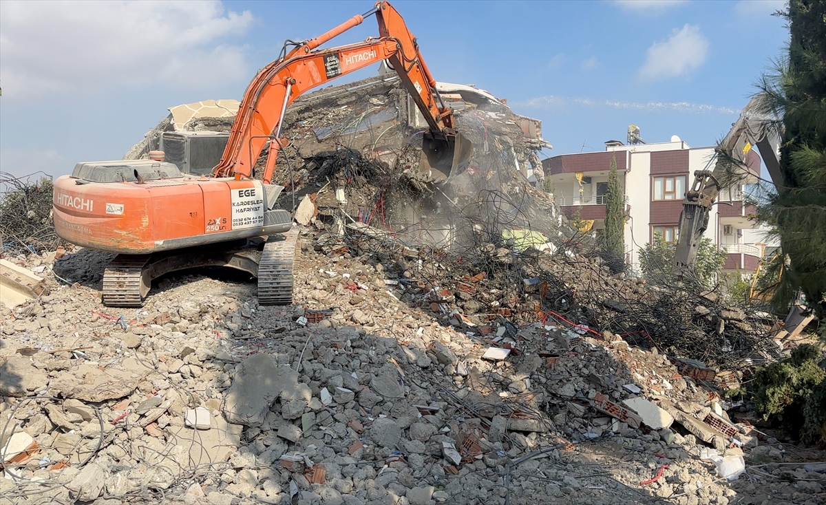 Adıyaman'da ağır hasarlı binaların yıkımında sona yaklaşıldı