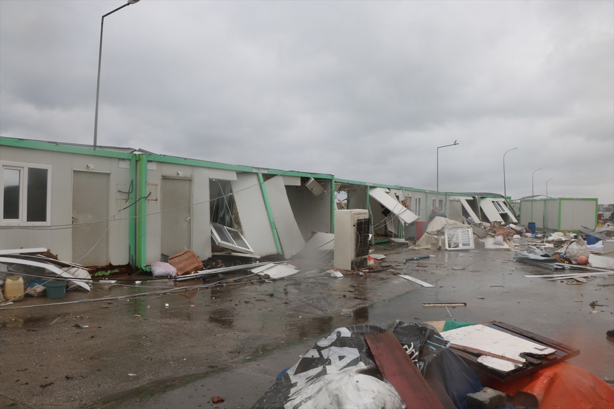 Çınarcık ve Esenköy’deki balıkçı barınakları fırtınada yıkıldı