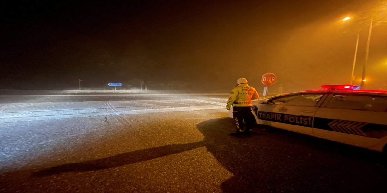 D-100 Karayolu'nun Bolu Dağı geçişinde kar yağışı başladı