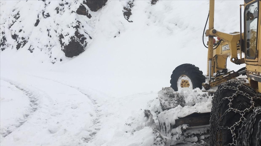 Kırklareli'nde kar nedeniyle kapanan 25 köy yolu açıldı