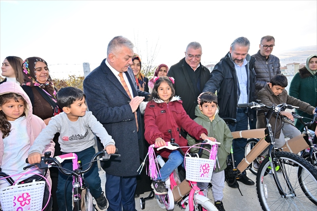 Malatya'da depremzede çocuklara bisiklet dağıtıldı